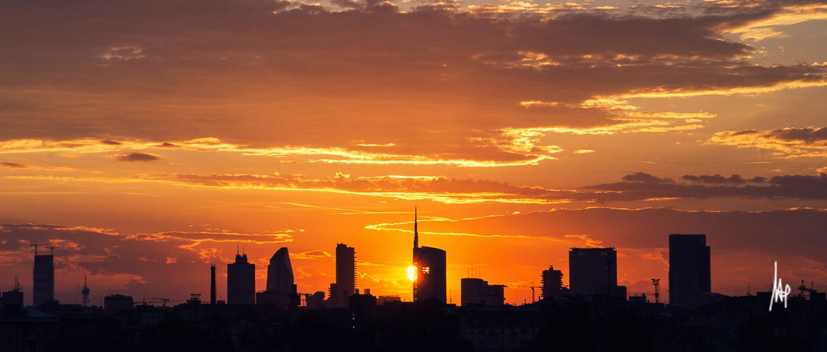 Milano Skyline - Amore-Odio infuocato