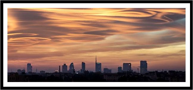 Milano Skyline - Mare in Tempesta