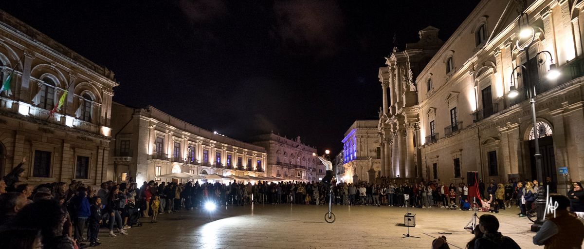 Fire eater in Piazza Duomo